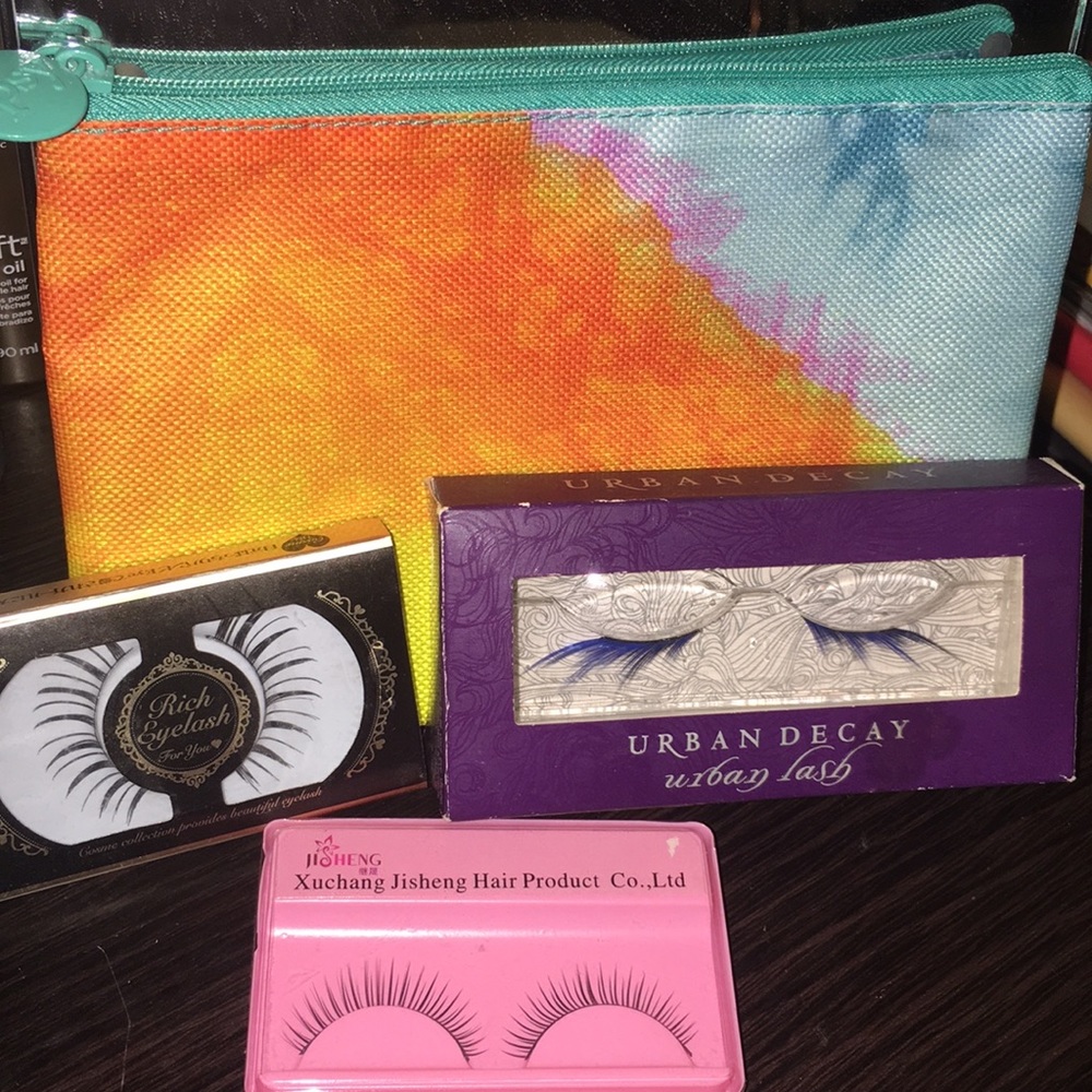 3 sets of lashes & makeup bag